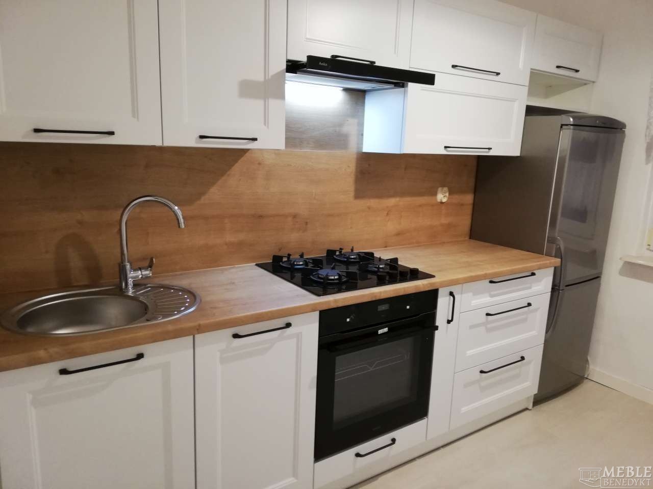 kuchnia-z-zabudowanym-okapem