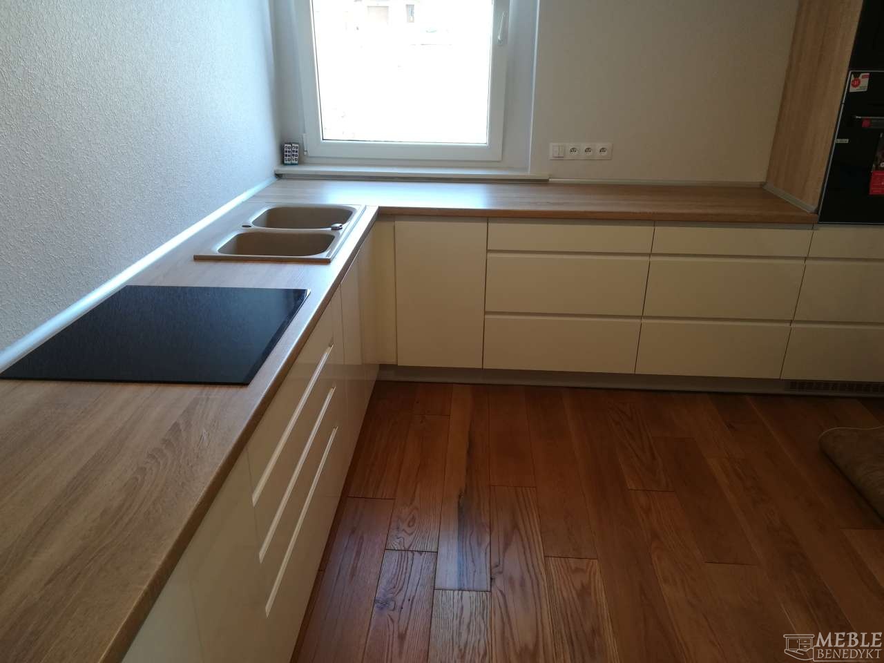 meble-kuchenne-z-duzym-blatem