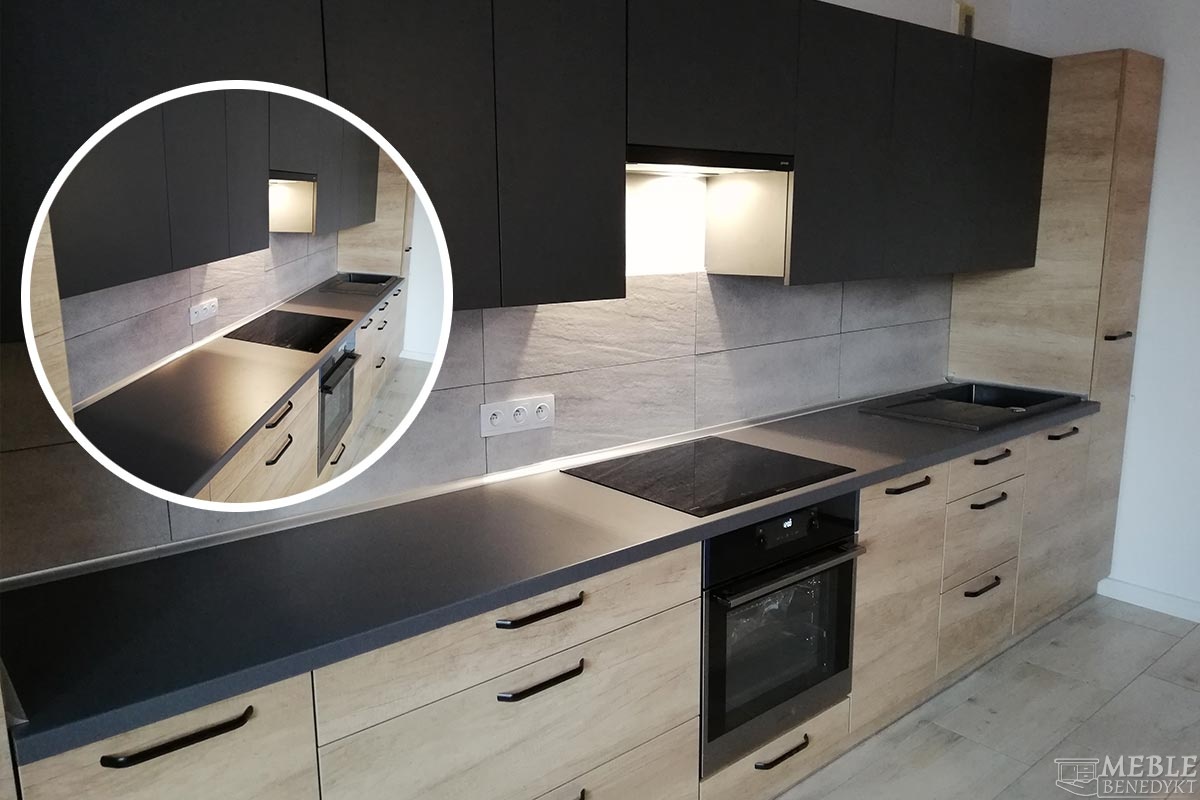 Kuchnia-z-drewnianymi-szafkamii-czarnym-sprzetem-AGD