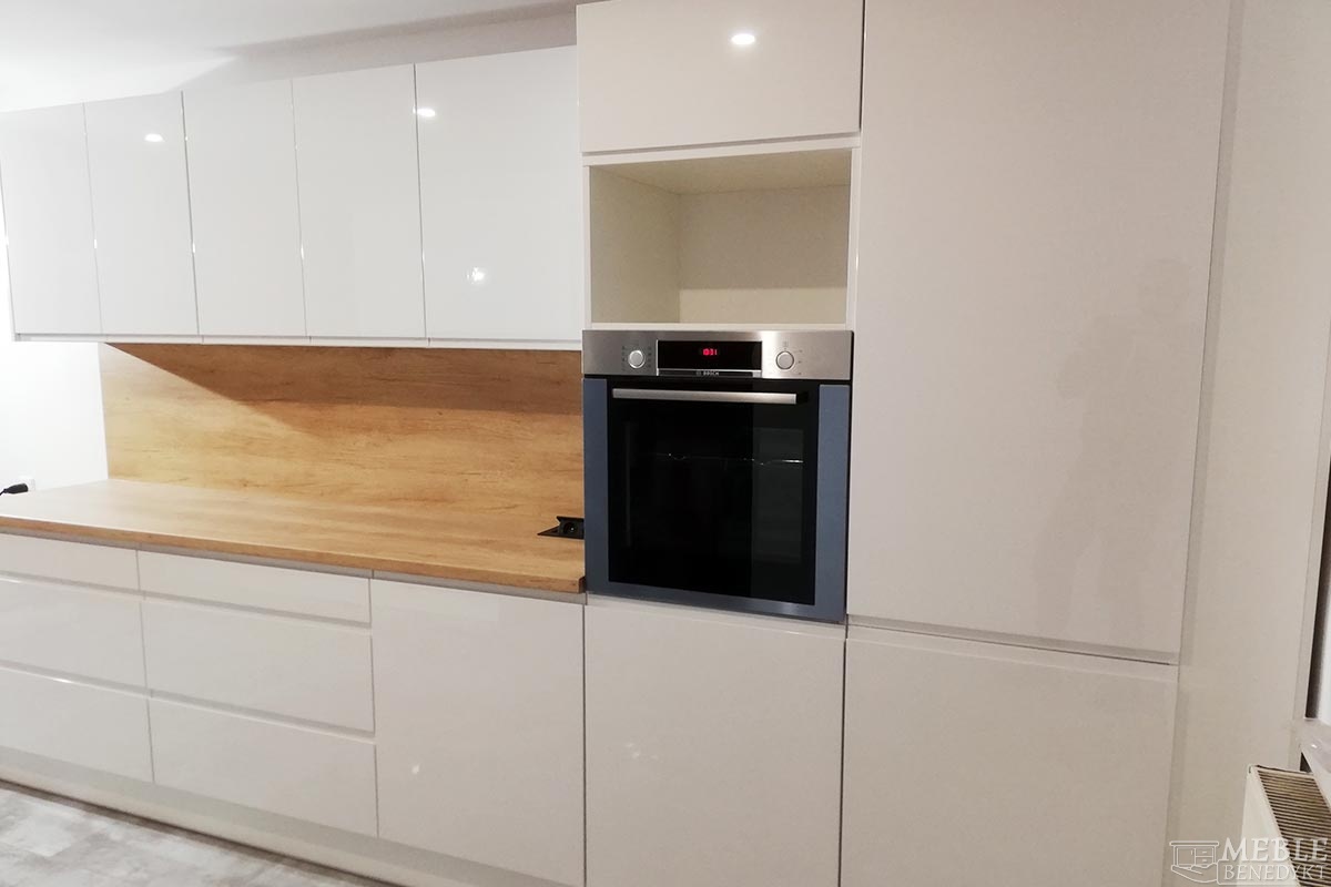 Kuchnia-z-bialymi-szafkami