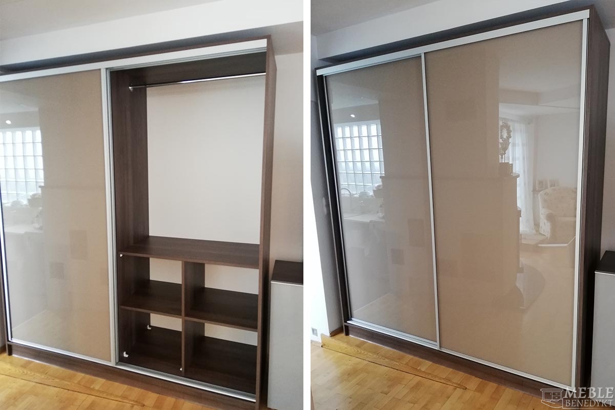 W-pokoju-szafa-z-przesuwanymi-drzwiami
