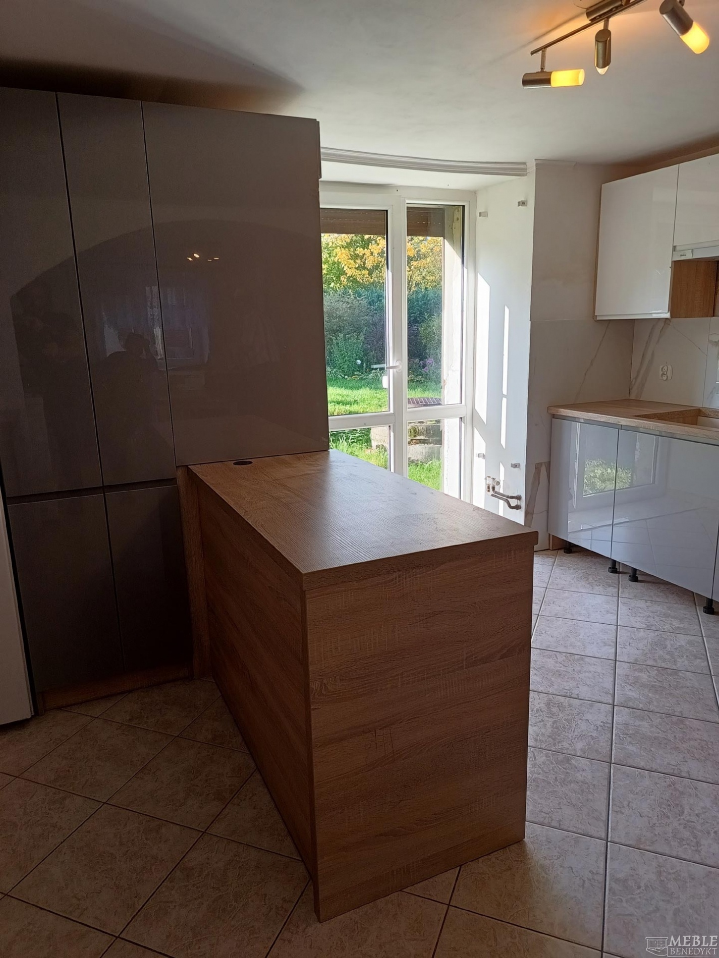 2-kuchnia-bialo-drewniana-na-wymiar