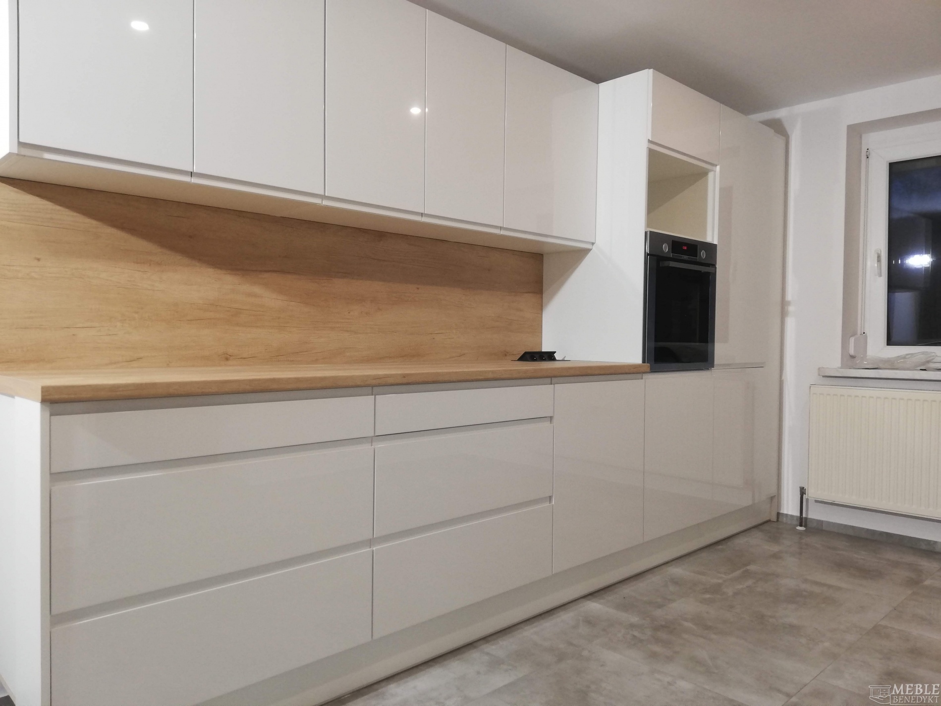 2-kuchnia-bialo-drewniana-polysk