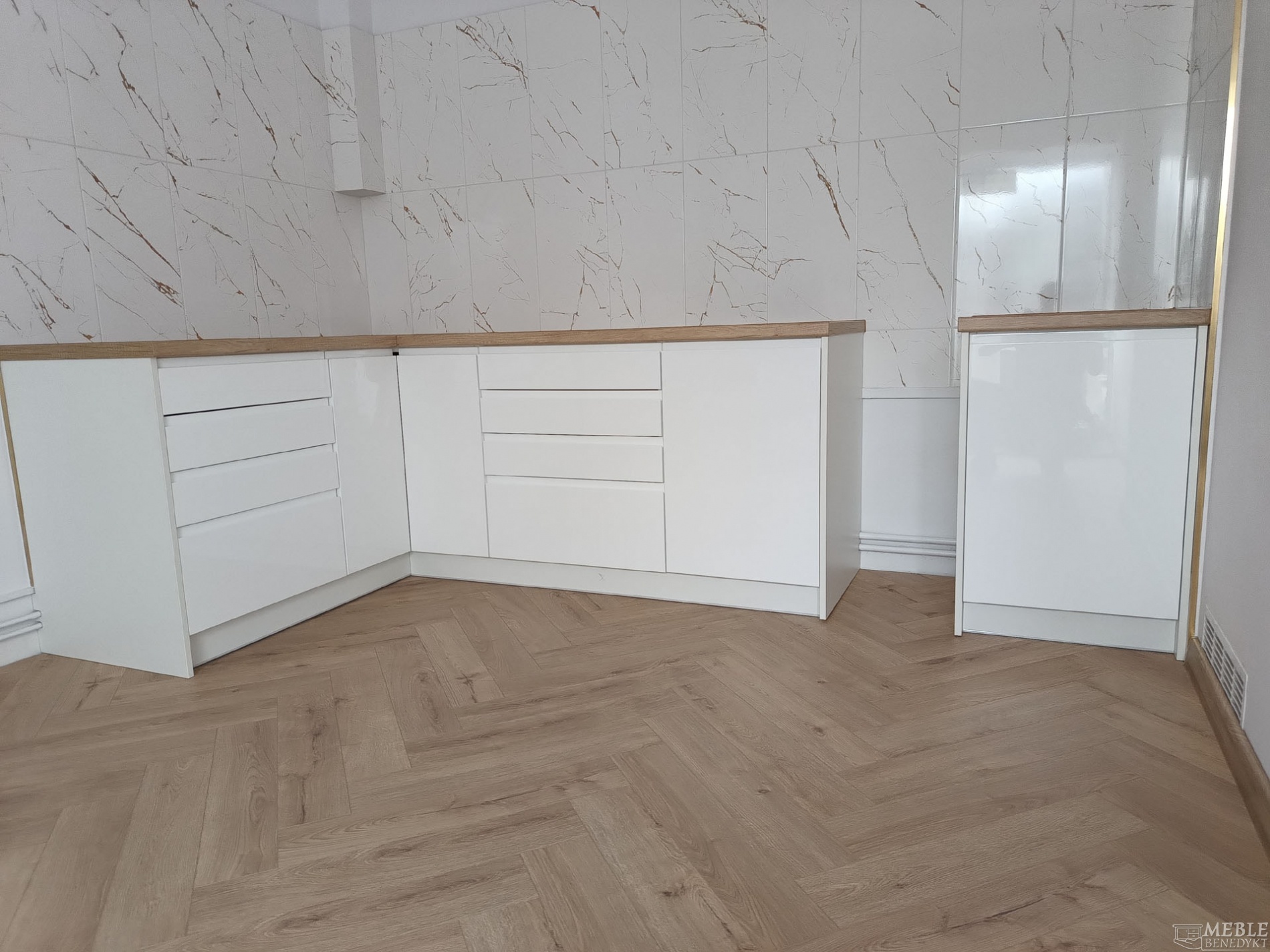 3-kuchnia-bialo-drewniana