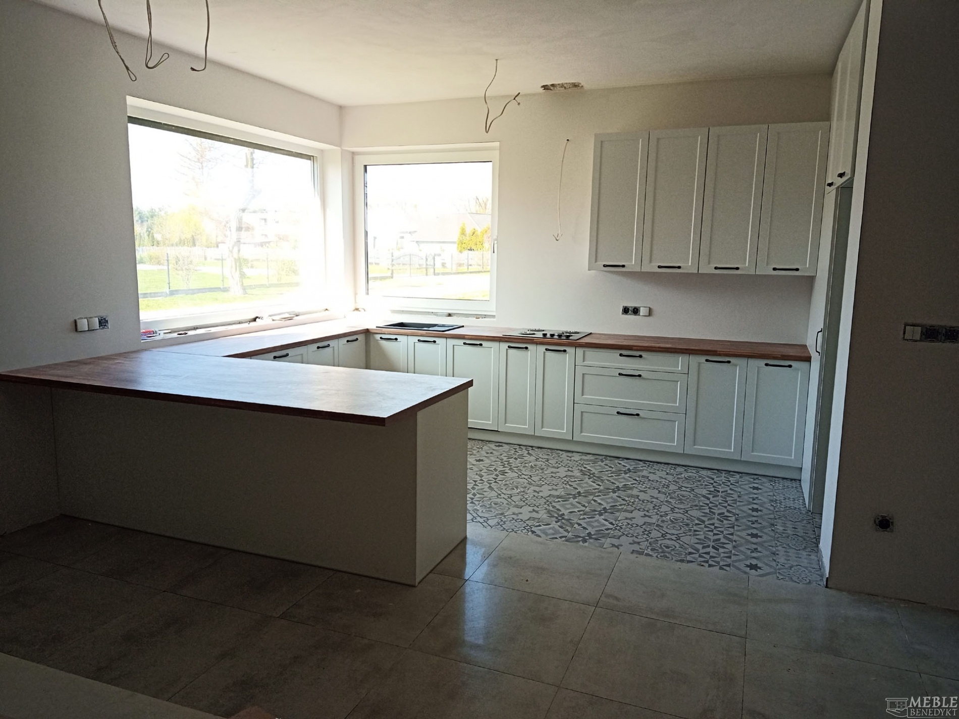 8-kuchnia-bialo-drewniana-u-ksztalt