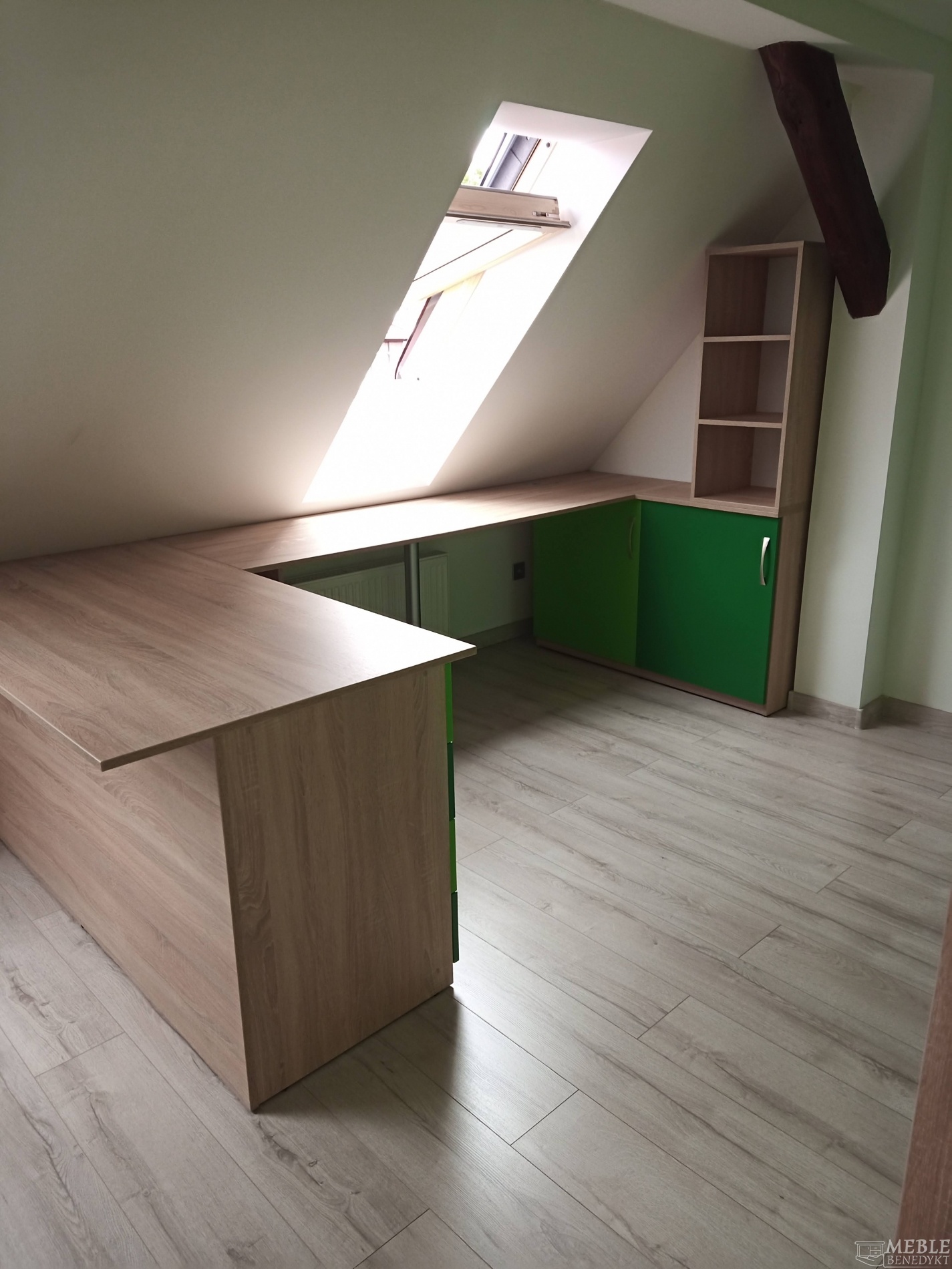 14-meble na-poddasze-ze-skosami-zielone