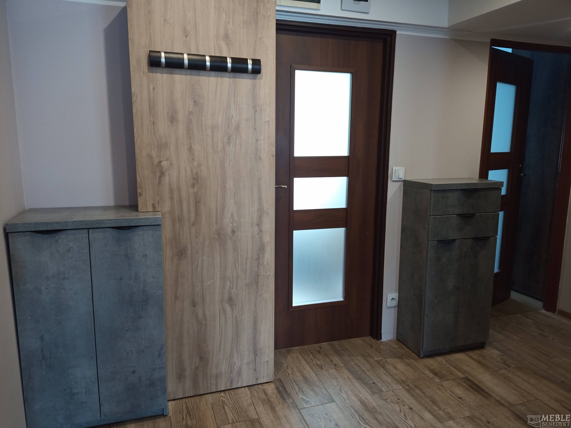 16-szafa-przedpokoj-na-wymiar-drewno