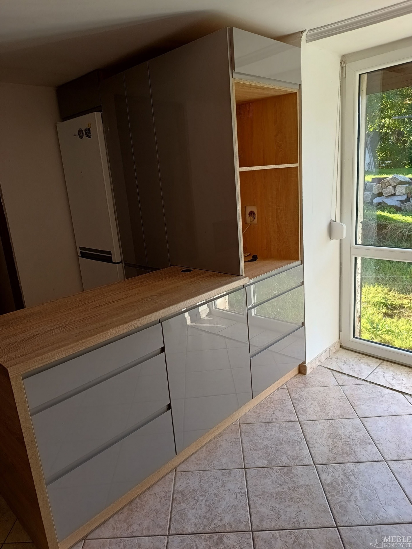 20-kuchnia-szara-blat-drewnianyr