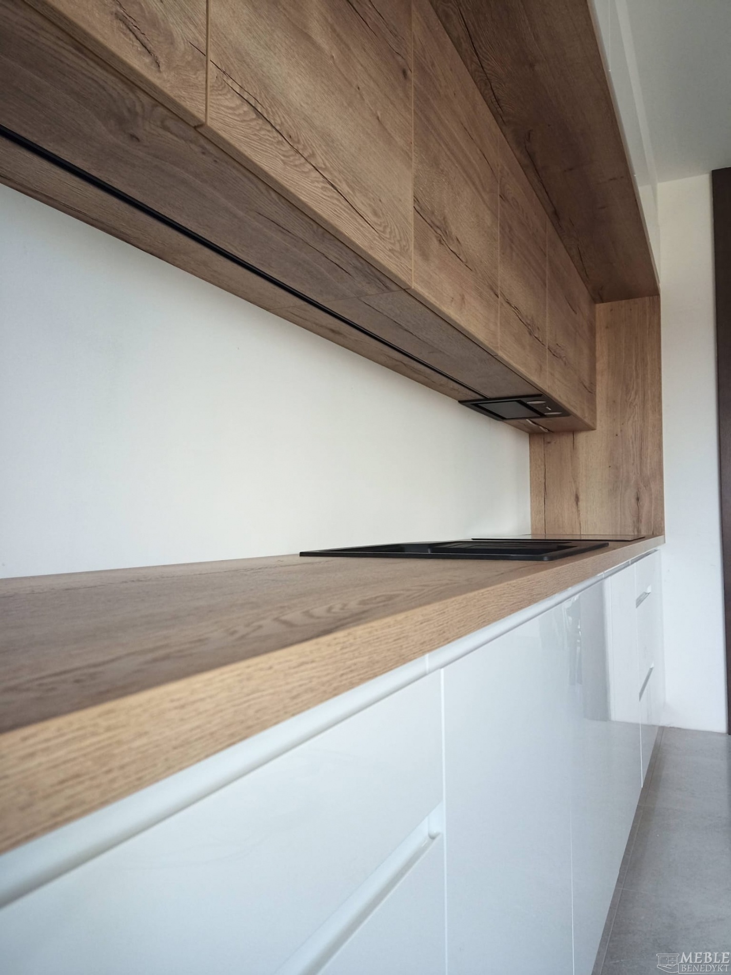 Zabudowa kuchenna biała dąb